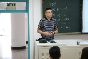 刘冽主任介绍参会同学情况