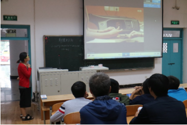 同学们认真观看PPT