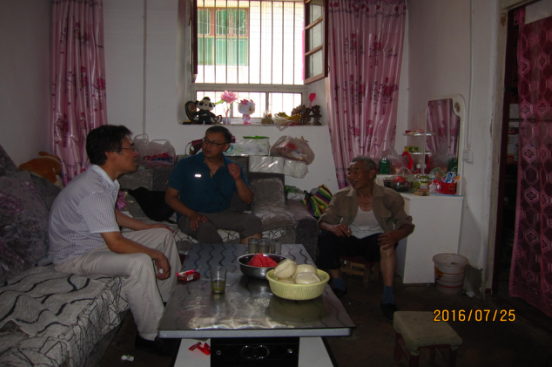 走访教师与学生家长认真分析今后的就业前景