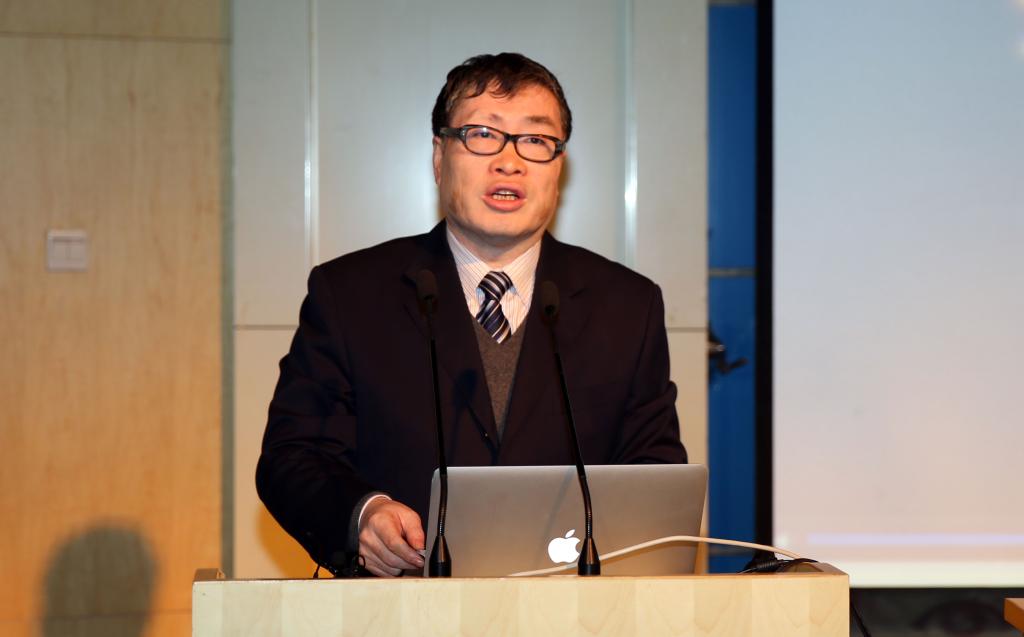 汽车工程学院院长李选芒主持会议