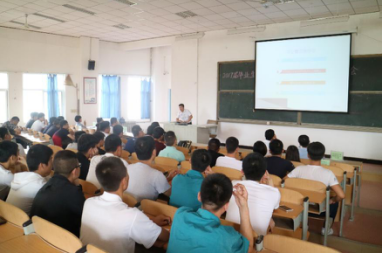 同学们认真听刘经理宣讲